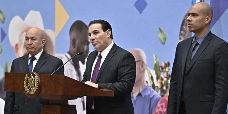 El presidente Bernardo Arévalo presenta al nuevo ministro de Gobernación Marco Antonio Villeda y a los dos nuevos viceministros.