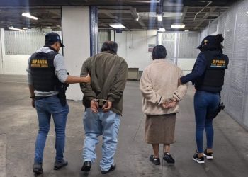 Agentes de la Dipanda conducen a los padres del alias "Inquieto", uno de los reos de Fraijanes II que permanecen prófugos de la justicia.