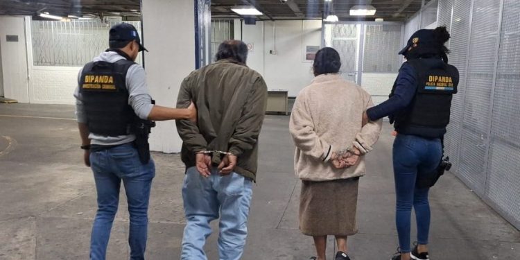 Agentes de la Dipanda conducen a los padres del alias "Inquieto", uno de los reos de Fraijanes II que permanecen prófugos de la justicia.