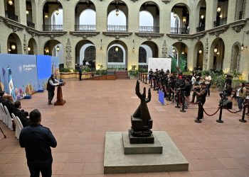El presidente Bernardo Arévalo ha supervisado personalmente el abastecimiento de medicinas en los hospitales nacionales./ Foto: Gilber García