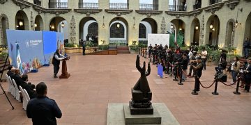El presidente Bernardo Arévalo ha supervisado personalmente el abastecimiento de medicinas en los hospitales nacionales./ Foto: Gilber García