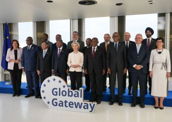 El presidente Bernardo Arévalo, juento a la presideta de la Comisión Europea, Ursula von der Leyen, y otros mandatarios invitados al Global Gateway Forum, en Bruselas, Bélgica.