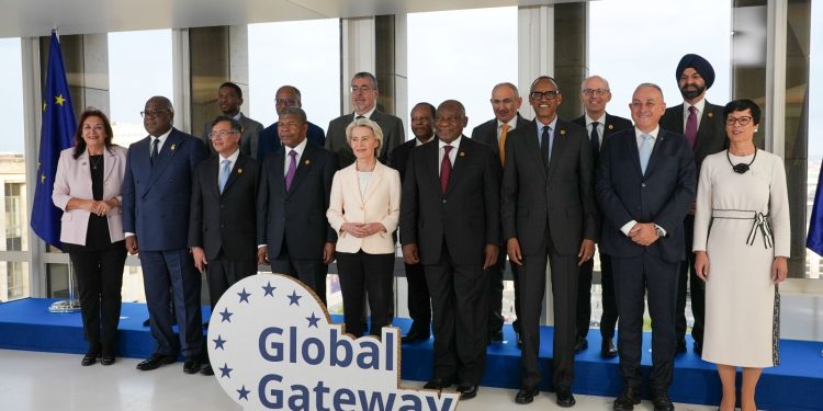 El presidente Bernardo Arévalo, juento a la presideta de la Comisión Europea, Ursula von der Leyen, y otros mandatarios invitados al Global Gateway Forum, en Bruselas, Bélgica.
