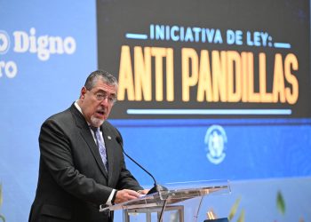 El presidente Bernardo Arévalo anunción la presentación al congreso de una iniciativa de ley antipandillas.