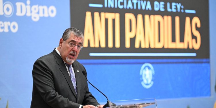 El presidente Bernardo Arévalo anunción la presentación al congreso de una iniciativa de ley antipandillas.
