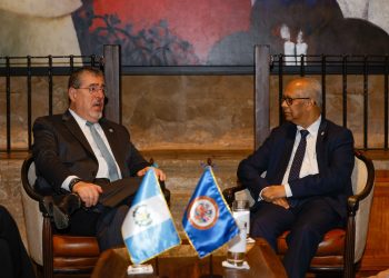 El presidente Bernardo Arévalo durante su reunión con el secretario general de la OEA, Albert Ramdin, en Antigua Guatemala.