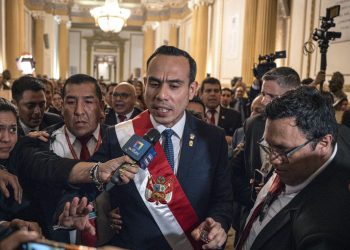 El presidente interino de Perú, José Jerí, da declaraciones a la prensa luego de que fue juramentado en el Congreso.