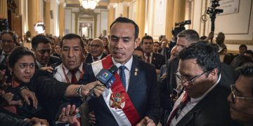 El presidente interino de Perú, José Jerí, da declaraciones a la prensa luego de que fue juramentado en el Congreso.
