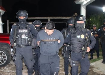 Agentes del Comando Antisecuestros de la PNC conducen al presunto secuestrador luego del rescate de la víctima.