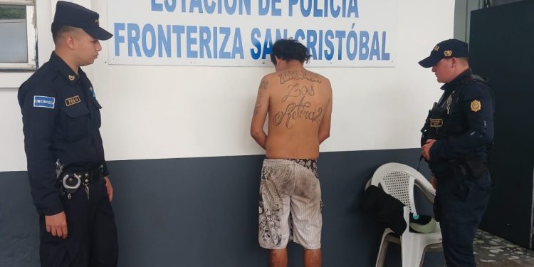 El pandillero salvadoreño José Manuel Quintanilla López fue entregado a las autoridades de su país en la frontera San Cristóbal, Atescatempa, Jutiaña.