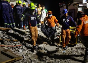 Socorristas trabajan en el rescate de víctimas del terremoto de 6.9 grados en Filipinas.