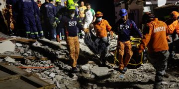 Socorristas trabajan en el rescate de víctimas del terremoto de 6.9 grados en Filipinas.