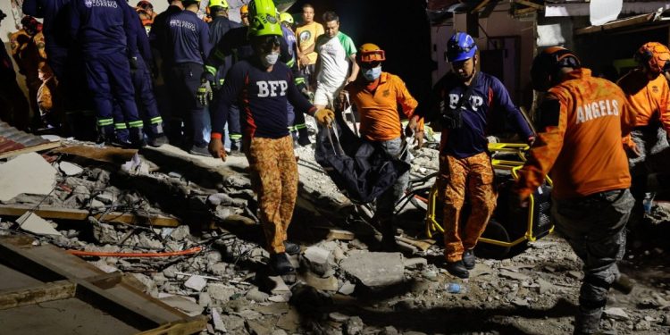 Socorristas trabajan en el rescate de víctimas del terremoto de 6.9 grados en Filipinas.
