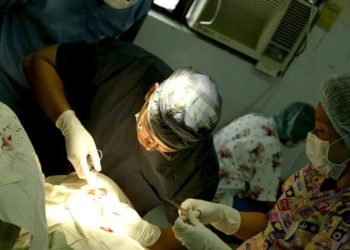 La imagen de archivo muestra una cirugía de trasplante de corazón.