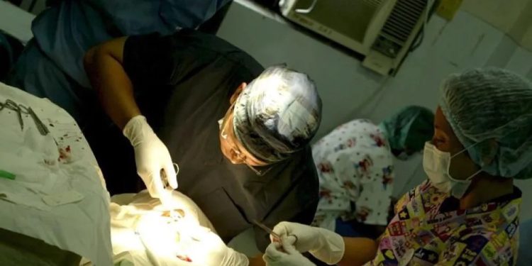 La imagen de archivo muestra una cirugía de trasplante de corazón.