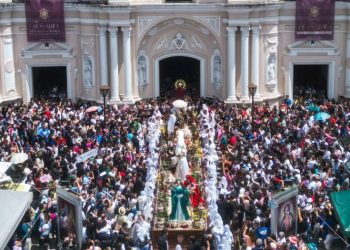 Durante octubre miles de devotos visitan la Basílica del Rosario para celebrar a la Virgen