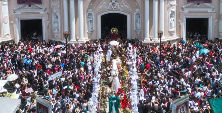 Durante octubre miles de devotos visitan la Basílica del Rosario para celebrar a la Virgen
