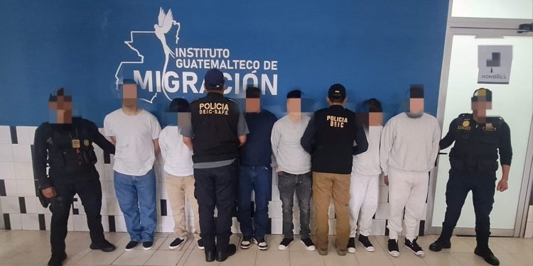 Los ocho capturados fueron puestos a disposición de los juzgados correspondientes. / Foto: PNC