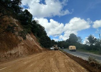 Covial y Provial unieron esfuerzos para atender el derrumbe y el tránsito. / Foto: CIV.