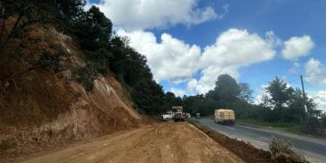 Covial y Provial unieron esfuerzos para atender el derrumbe y el tránsito. / Foto: CIV.