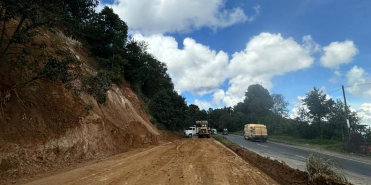 Covial y Provial unieron esfuerzos para atender el derrumbe y el tránsito. / Foto: CIV.