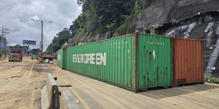 Sigue la respuesta a la emergencia en el km 24 de la carretera a El Salvador. / Foto: Conred.