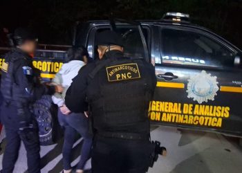 Agentes capturaron a seis personas e incautaron 10 armas de fuego de diferentes calibres en allanamientos contra el narcomenudeo. / Foto: PNC