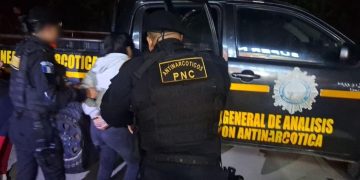 Agentes capturaron a seis personas e incautaron 10 armas de fuego de diferentes calibres en allanamientos contra el narcomenudeo. / Foto: PNC