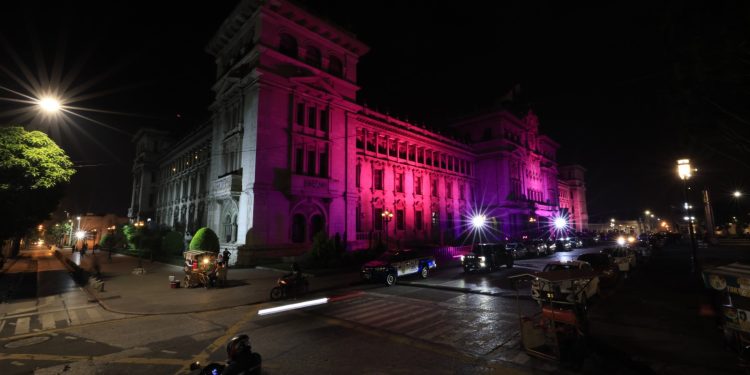 El color rosa simboliza la unión en la lucha contra el cáncer de mama. / Foto: Noé Pérez.