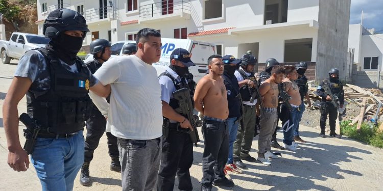 Las autoridades continúan con los operativos de búsqueda para ubicar a los 17 pandilleros que aún permanecen prófugos. / Foto: PNC