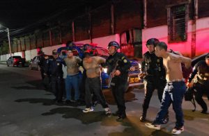Durante el operativo, agentes capturaron a tres pandilleros más. / Foto: PNC.
