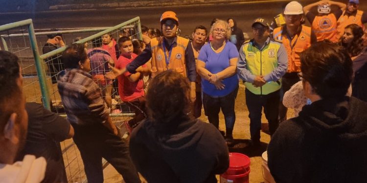 Conred mantiene atención permanente a familias sobre prevención de emergencias. / Foto: Conred.