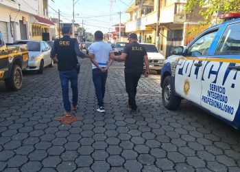 Agentes de la DEIC capturan en Suchitepéquez a guardia del Sistema Penitenciario acusado de asociación ilícita. (Foto: PNC)