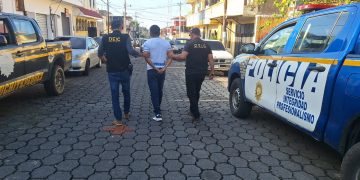 Agentes de la DEIC capturan en Suchitepéquez a guardia del Sistema Penitenciario acusado de asociación ilícita. (Foto: PNC)