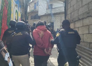 En los lugares intervenidos, las autoridades capturaron a tres personas por distintos delitos, entre ellos, el envío de drogas por encomienda. / Foto: PNC