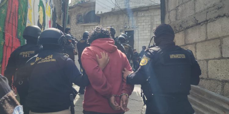 En los lugares intervenidos, las autoridades capturaron a tres personas por distintos delitos, entre ellos, el envío de drogas por encomienda. / Foto: PNC