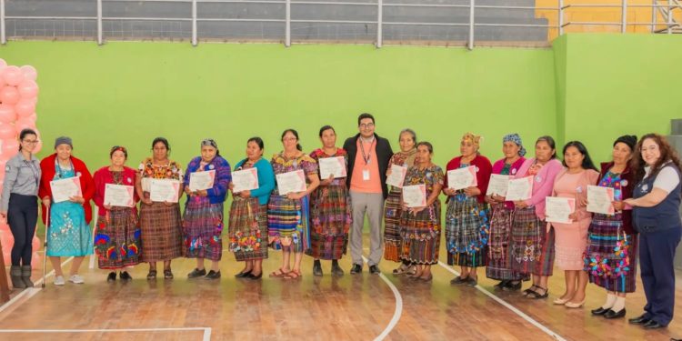 San Carlos Sija celebra la graduación de 14 comadronas Amigas de la Lactancia Materna. Foto: Ministerio de Salud
