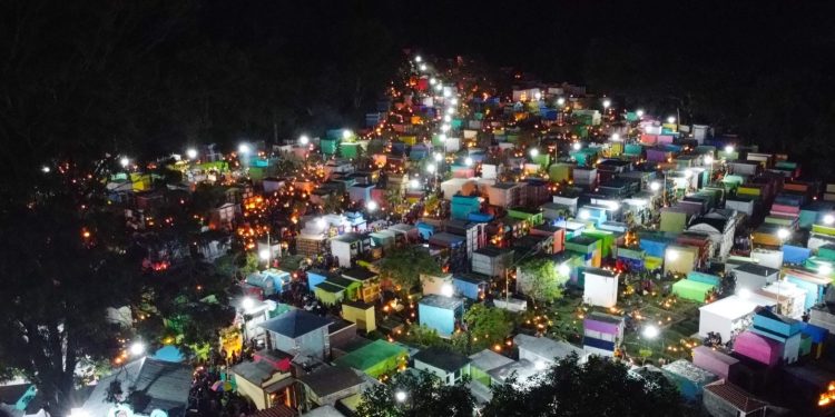 El Día de los Fieles Difuntos tiene raíces católicas y complementa al Día de Todos los Santos, celebrado el 1 de noviembre. / Foto: Municipalidad Santiago Atitlán.