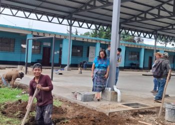 Supervisan avance del proyecto de mejoramiento del IMEB en Patzún