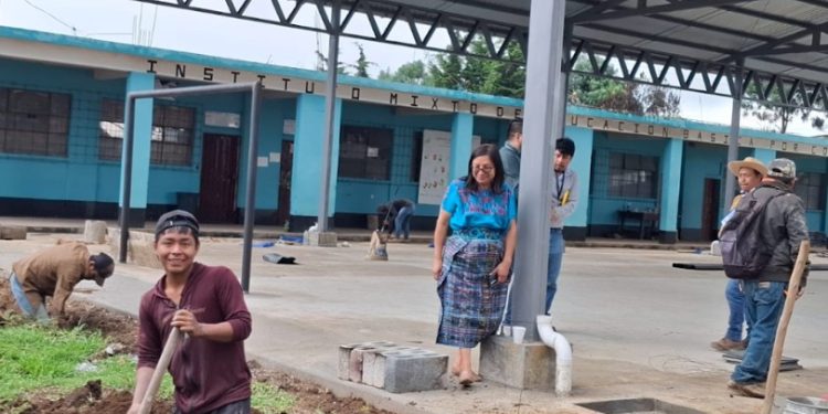 Supervisan avance del proyecto de mejoramiento del IMEB en Patzún