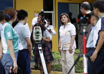 La presidenta en funciones, Karin Herrera, durante la inauguración de Clubes de Ciencias en Zacapa.