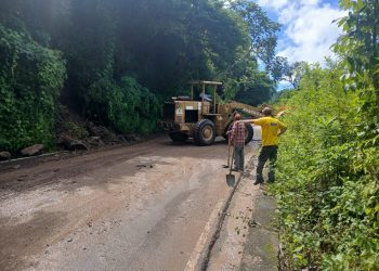 Restablecen tránsito en tramo que conecta aldea Trancas con Jupiltepeque tras deslizamiento de tierra