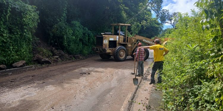 Restablecen tránsito en tramo que conecta aldea Trancas con Jupiltepeque tras deslizamiento de tierra