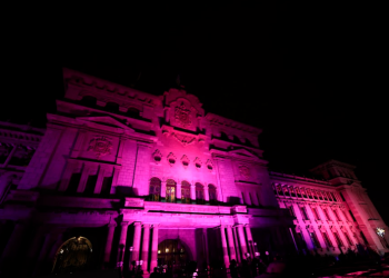 El Palacio Nacional de la Cultura se ilumina de rosa en el Día Mundial contra el Cáncer de Mama