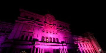 El Palacio Nacional de la Cultura se ilumina de rosa en el Día Mundial contra el Cáncer de Mama
