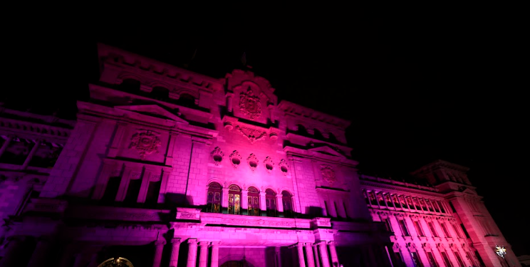 El Palacio Nacional de la Cultura se ilumina de rosa en el Día Mundial contra el Cáncer de Mama
