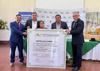 Entrega Simbólica de Incentivos Forestales en Quiché