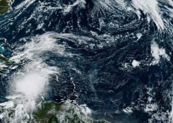 La tormenta Melissa continúa su avance en el Caribe, donde ya dejó tres muertos y 10 heridos en Haití.