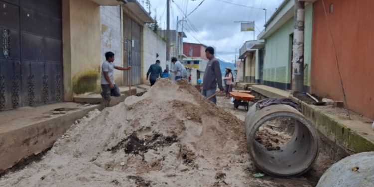 Supervisan proyecto de mejoramiento del sistema de alcantarillado sanitario en zona 3 de Patzún