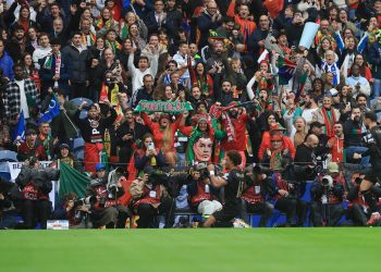 Renato Veiga celebrando ante la afición de Portugal un gol durante la clasificatoria mundialista frente a Armenia. / Foto: EFE.